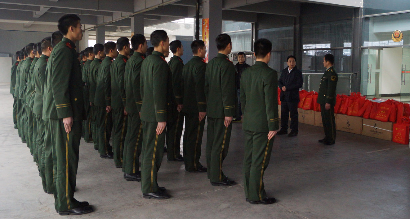 1624007460115273.jpg 周遂記董事長(zhǎng)與戰(zhàn)士們親切談話(huà).jpg